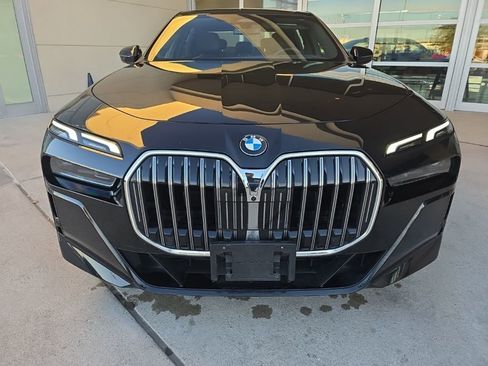 Used 2025 BMW 740i image 8