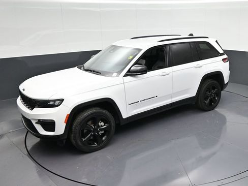 Used 2024 Jeep Grand Cherokee Limited w/ Black Appearance Package AWD/4WD image 30