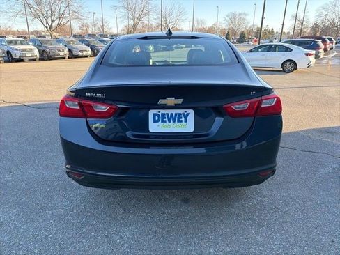 Used 2017 Chevrolet Malibu LT w/ Leather Package FWD image 4