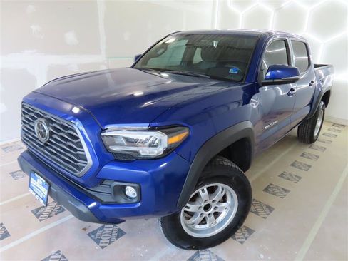 Used 2023 Toyota Tacoma TRD Off-Road w/ TRD Premium Off Road Package AWD/4WD image 4