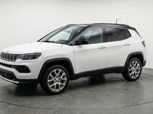 Used 2025 Jeep Compass Limited AWD/4WD image 3