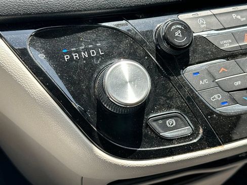 Used 2017 Chrysler Pacifica Touring-L FWD image 23