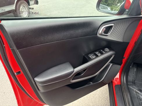 Used 2023 Kia Soul LX image 16