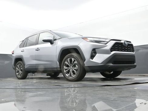 Used 2022 Toyota RAV4 XLE Premium AWD/4WD image 9