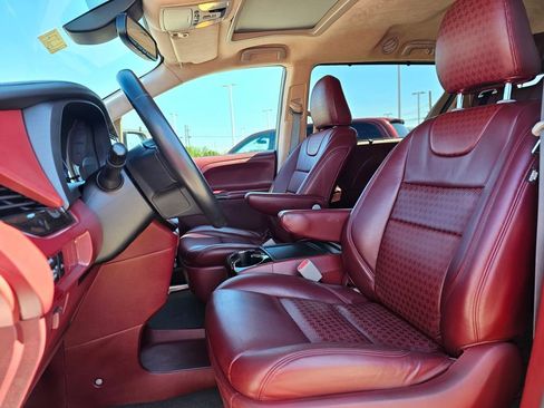 Used 2019 Toyota Sienna XLE w/ XLE Navigation Package FWD image 28