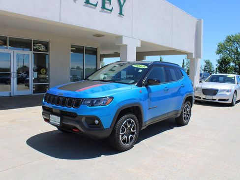 Used 2025 Jeep Compass Trailhawk AWD/4WD image 2
