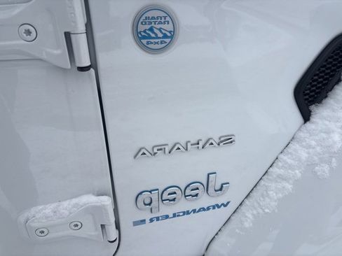 Used 2024 Jeep Wrangler Unlimited Sahara w/ Technology Group image 8