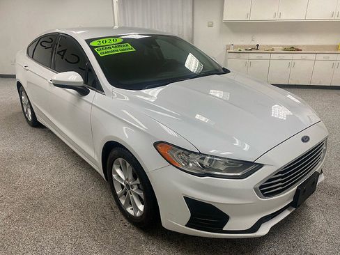 Used 2020 Ford Fusion SE image 3