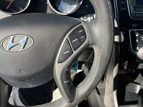 Used 2017 Hyundai Elantra GT image 17