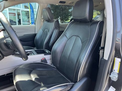 Used 2022 Chrysler Pacifica Limited FWD image 5