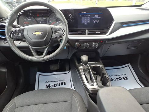 Used 2025 Chevrolet Trax LS FWD image 9