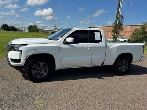 Used 2025 Nissan Frontier SV RWD image 3