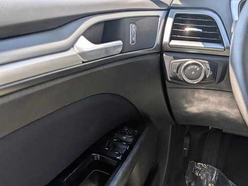 Used 2015 Ford Fusion SE FWD image 22