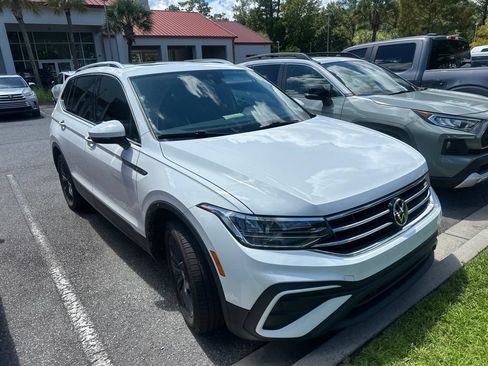 Used 2024 Volkswagen Tiguan SE w/ Panoramic Sunroof Package FWD image 2