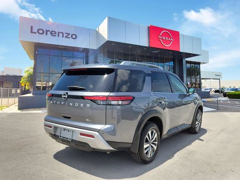 Used 2025 Nissan Pathfinder SL FWD image 5