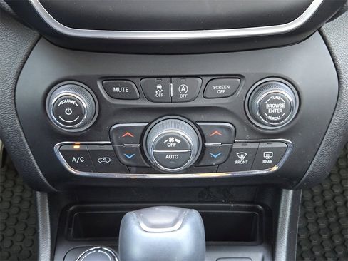 Used 2020 Jeep Cherokee Latitude Plus w/ Comfort/Convenience Group image 21