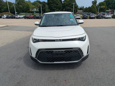 Used 2023 Kia Soul LX w/ LX Technology Package FWD image 9