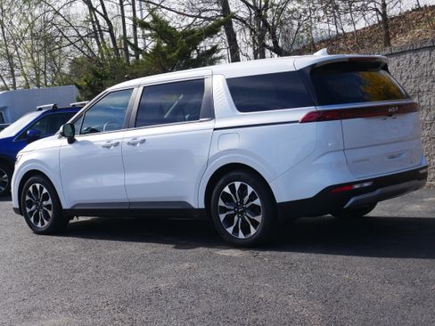 Used 2024 Kia Carnival EX FWD image 4