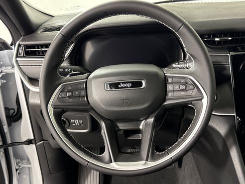 New 2025 Jeep Grand Cherokee L Laredo image 13