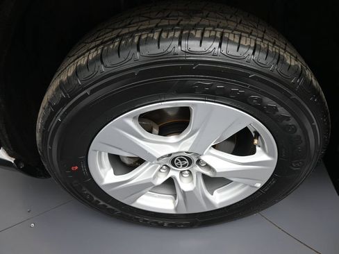 Used 2021 Toyota RAV4 XLE AWD/4WD image 14