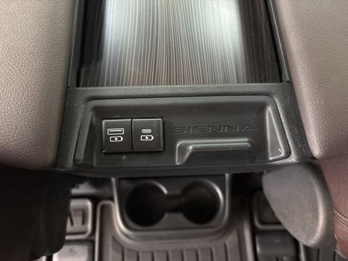 Used 2021 Toyota Sienna Platinum image 24