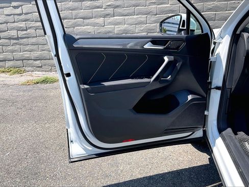 Certified 2022 Volkswagen Tiguan SE w/ Panoramic Sunroof Package AWD/4WD image 22