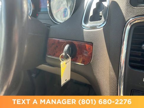 Used 2016 Chrysler Town & Country Touring FWD image 24