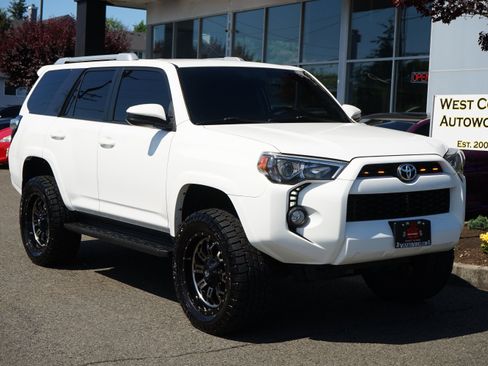 Used 2018 Toyota 4Runner SR5 AWD/4WD image 6