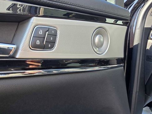 Used 2022 Lincoln Nautilus Reserve w/ Equipment Group 202A image 7