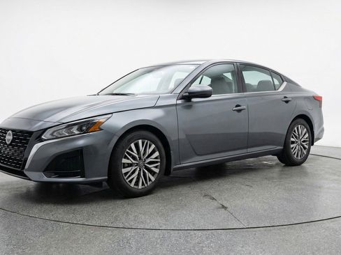 Used 2025 Nissan Altima 2.5 SV FWD image 3