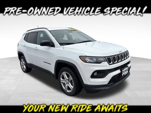 Used 2023 Jeep Compass Latitude image 1