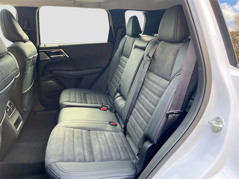 New 2025 Mitsubishi Outlander SE image 25