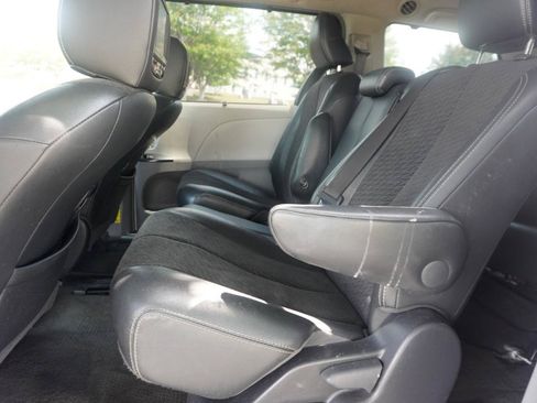 Used 2012 Toyota Sienna SE FWD image 13