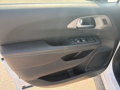 New 2027 Chrysler Pacifica Select FWD image 9