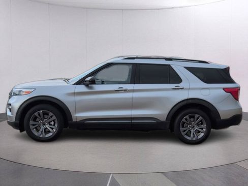 Used 2023 Ford Explorer XLT w/ Equipment Group 202A AWD/4WD image 2
