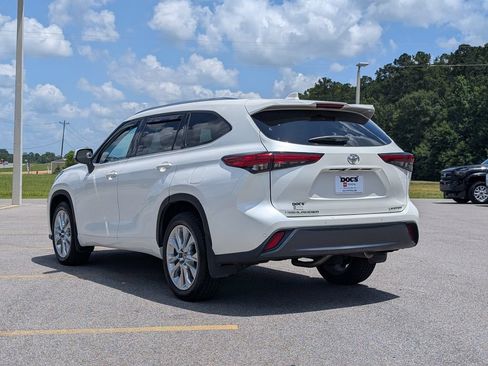 Used 2021 Toyota Highlander Limited FWD image 3