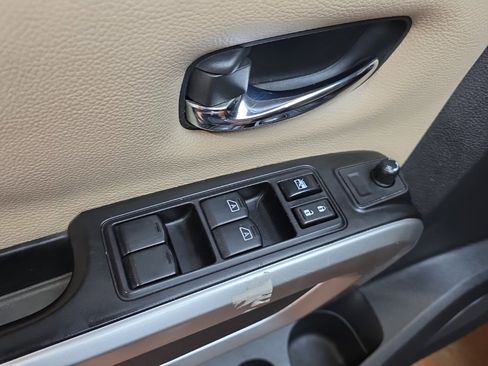 Used 2018 Nissan Titan SV image 21