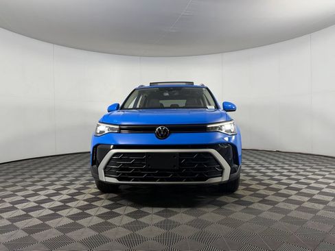 Used 2025 Volkswagen Taos SE w/ Panoramic Sunroof Package FWD image 5