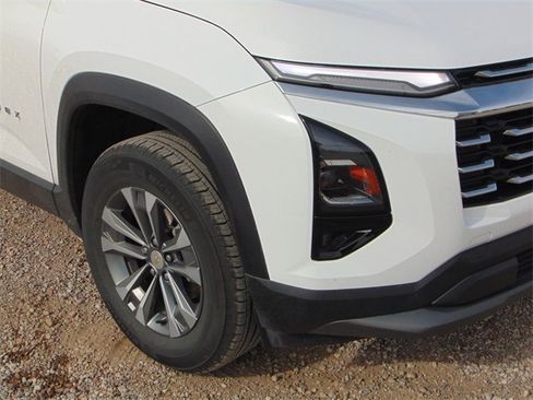 Used 2025 Chevrolet Equinox LT w/ Convenience Package II image 2