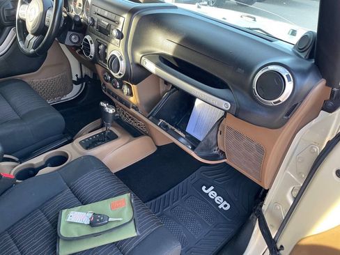 Used 2011 Jeep Wrangler Unlimited Sahara w/ Connectivity Group AWD/4WD image 33
