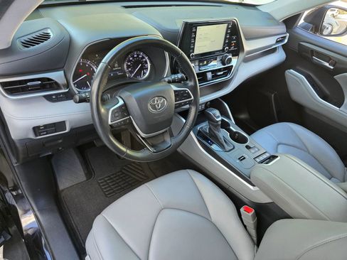 Used 2022 Toyota Highlander XLE FWD image 17