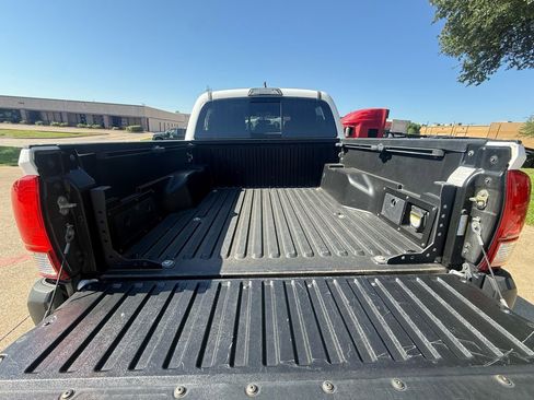 Used 2017 Toyota Tacoma TRD Off-Road w/ Tow Package RWD image 16