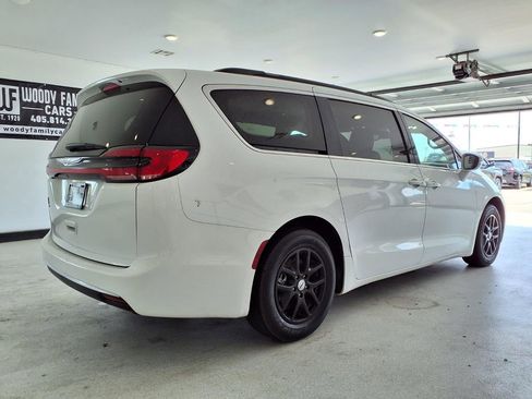 Used 2022 Chrysler Pacifica Touring-L FWD image 3