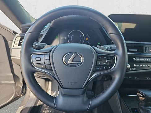 Certified 2025 Lexus ES 300h w/ Premium Package image 18