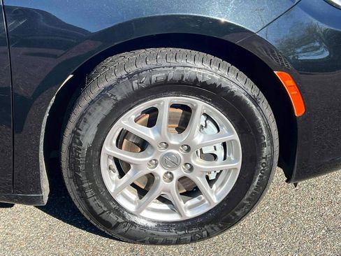 Used 2023 Chrysler Pacifica Touring-L image 10