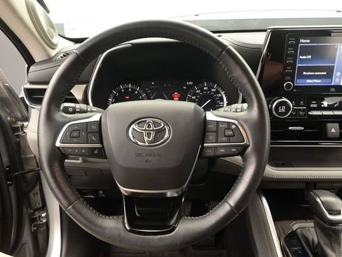 Used 2021 Toyota Highlander Limited FWD image 5