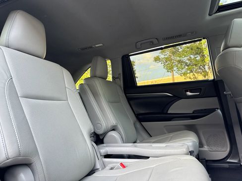 Used 2019 Toyota Highlander Limited FWD image 30