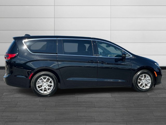 Certified 2026 Chrysler Pacifica Select FWD image 3