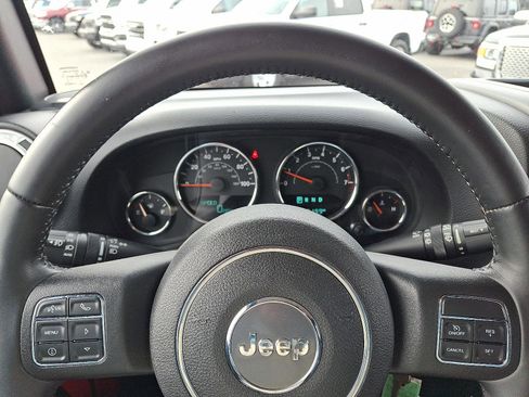 Used 2015 Jeep Wrangler Unlimited Rubicon w/ Connectivity Group image 19