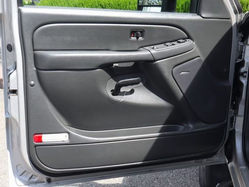 Used 2006 Chevrolet Silverado 2500 LT w/ Heavy-Duty Power Package image 19